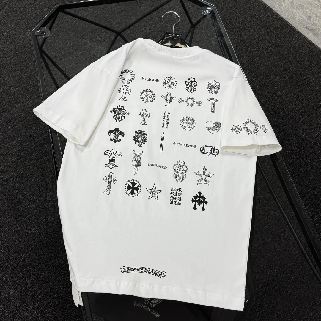 P170 Chrome Hearts Chrome Hearts 25 high-end versions. The fabric is made of 300 grams of high-density pure cotton. It does not deform or shrink. It has three labels. It is the same style for men and women. Technology: Digital printing. Color: White. Black. SIZE: S-XL.